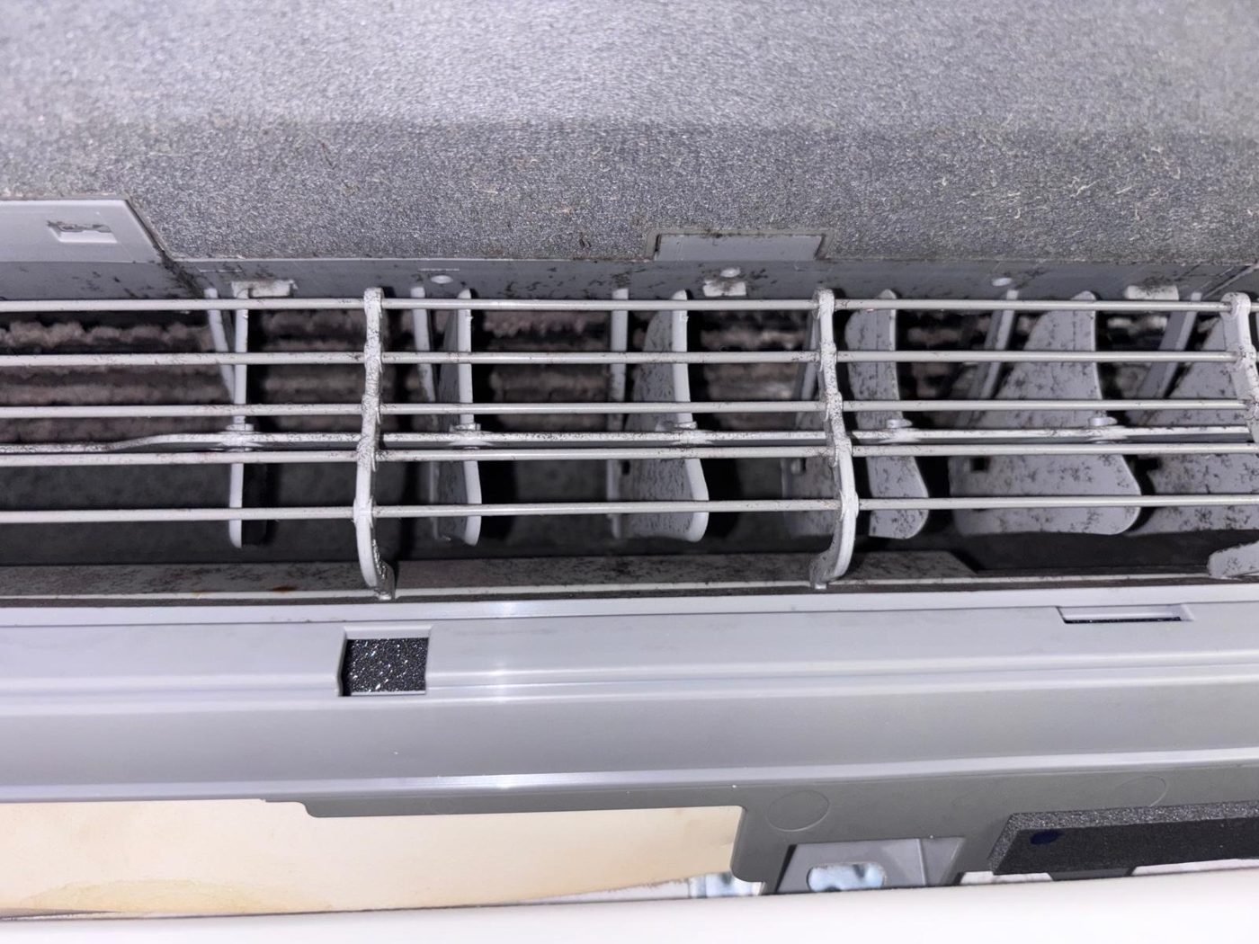 Volets de soufflage d'une clim encrassés de poussière